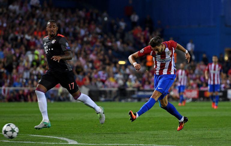 Yannick Carrasco tira a puerta