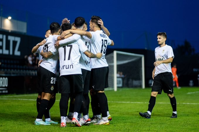 Los jugadores del Real Unión celebran la goleada contra el Majadahonda.