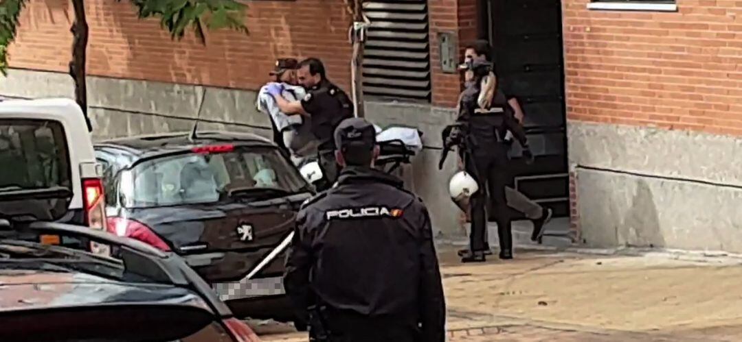 Agentes de la Policía Nacional utilizaron una pistola táser para detener al hombre que ha mantenido secuestrada a su expareja durante varias horas en un piso de Leganés