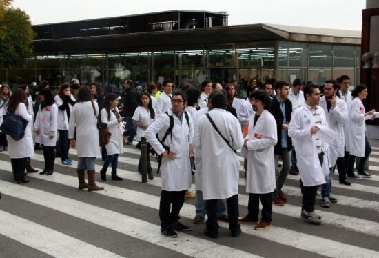 Concentració de metges a les afores d&#039;un hospital.