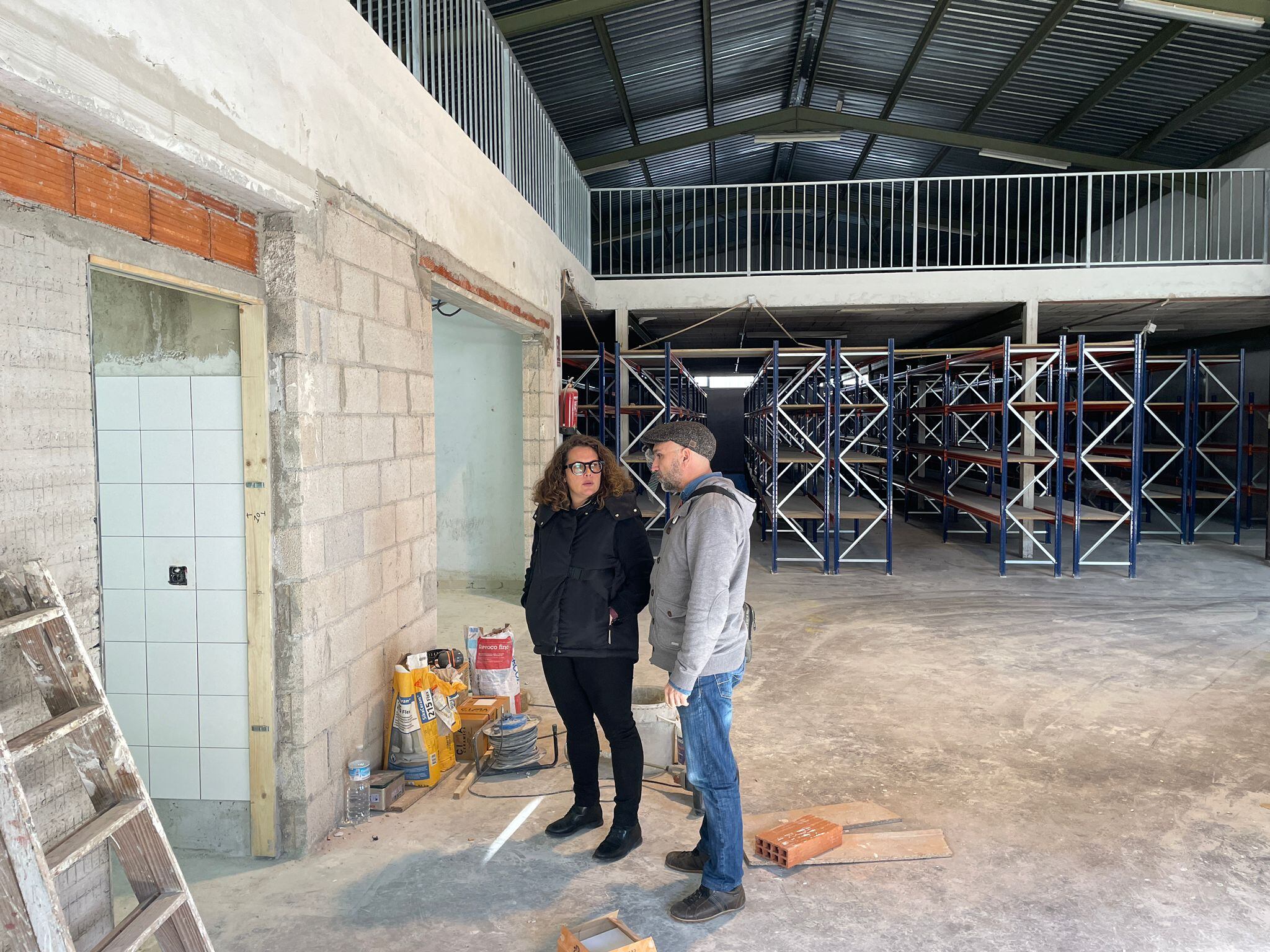La concejala Alícia Izquierdo durante la visita al nuevo depósito del MAGa ahora en obras.
