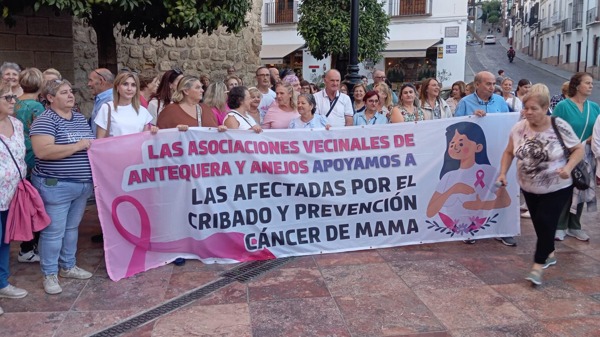 Momento de la concentración de Antequera por los fallos en el cribado de cáncer de mama