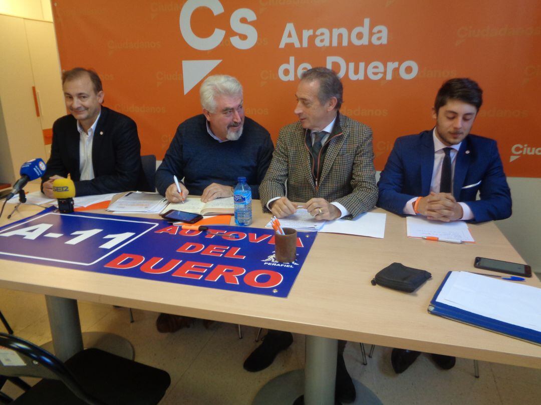 José Ignacio Delgado, procurador, y Julián Ruiz, candidato al senado por Burgos, en el centro de la imagen, intercambian comentarios antes de la comparecencia en la sede de Ciudadanos de Arand