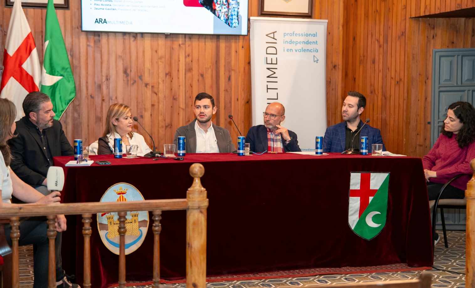 Los participantes en la mesa de debate sobre 'La industria de la Festa' moderada por Lirios Silvestre, directora de ARAMULTIMEDIA, y celebrada en el Casal de Sant Jordi.