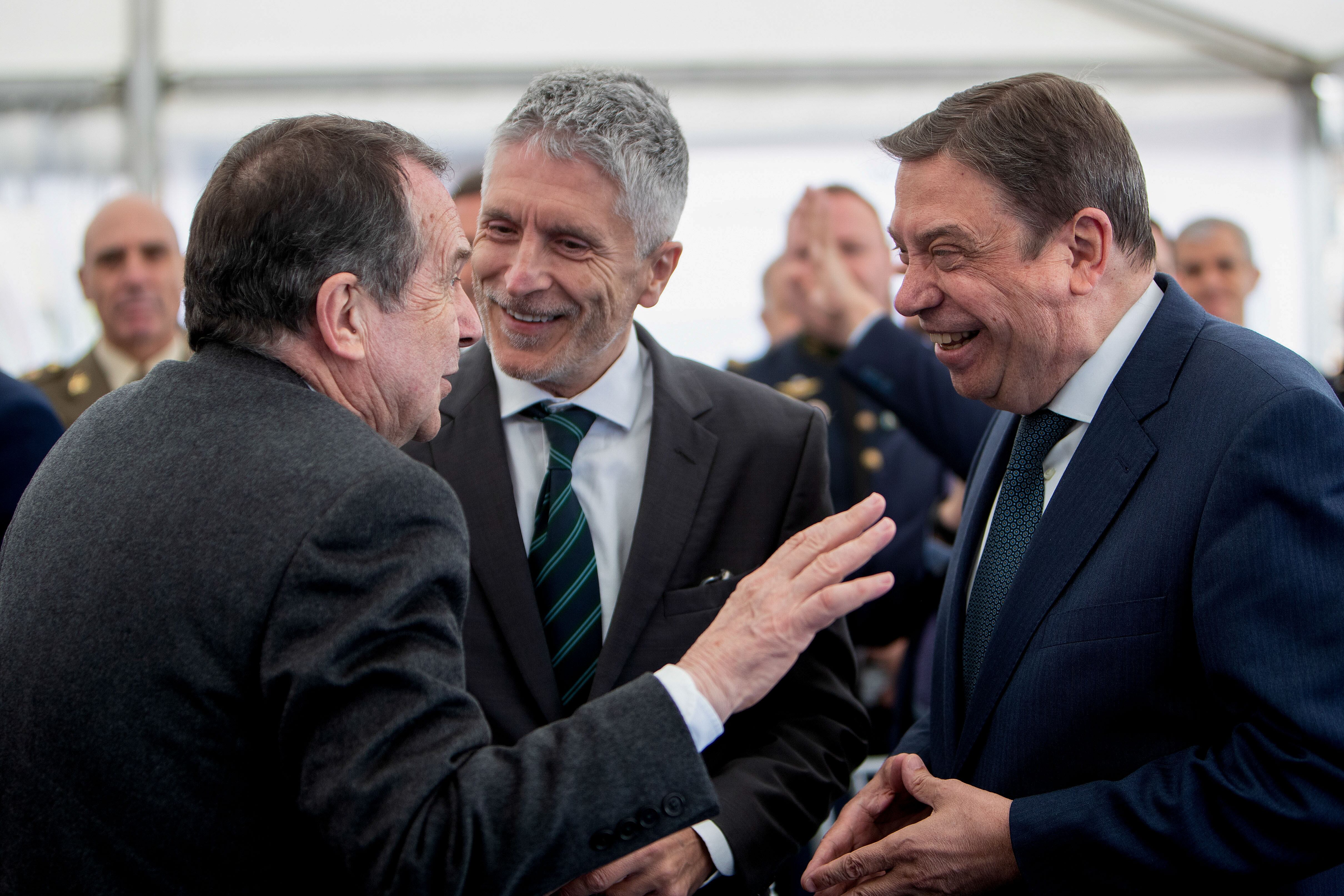 VIGO, 03/04/2023.- El ministro del Interior, Fernando Grande-Marlaska (i), y el ministro de Agricultura, Pesca y Alimentación, Luis Planas (d), conversan con el alcalde de Vigo, Abel Caballero, durante el acto de presentación y entrega de la nueva embarcación del Servicio Marítimo de la Guardia Civil &quot;Río Luna&quot; este lunes en Vigo. EFE/ Salvador Sas
