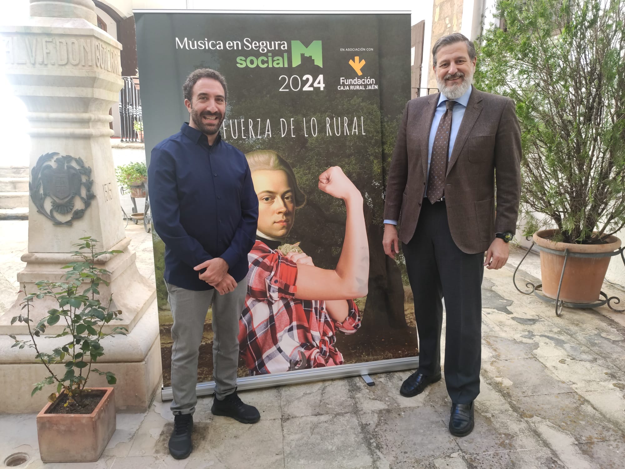 Daniel Broncano, director de &#039;Música en Segura&#039;, y Luis Jesús García-Lomas, gerente de la Fundación Caja Rural de Jaén.