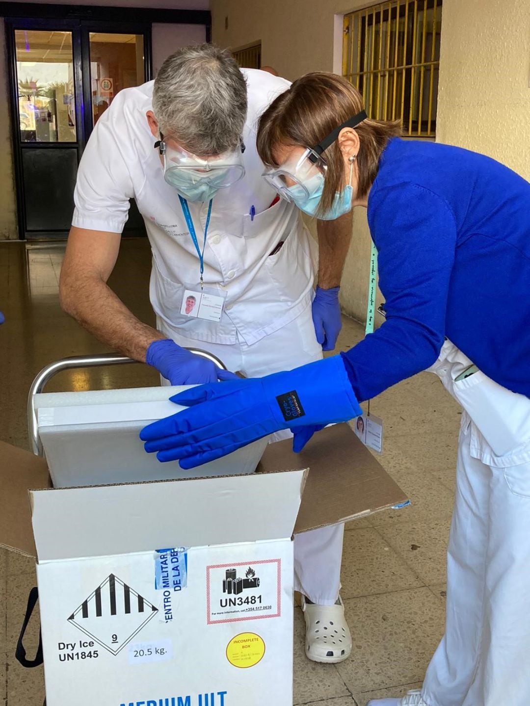 Sanitarios con las vacunas del covid