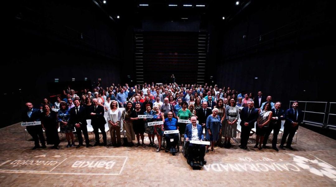 Foto de familia tras la entrega de las ayudas