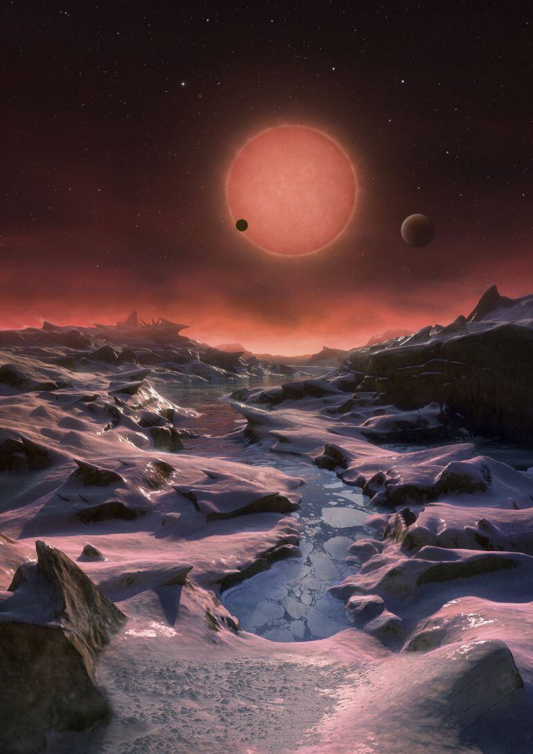 Ilustración de la estrella enana ultrafría TRAPPIST-1 desde la superficie de uno de sus planetas. Un grupo internacional de científicos ha descubierto tres planetas de tamaños y temperaturas similares a los de la Tierra que orbitan alrededor de una estrel