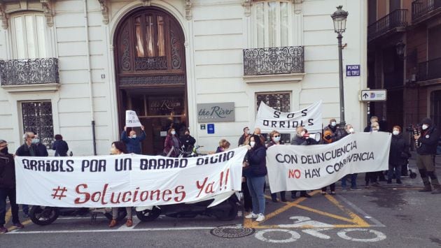 Protesta de los vecinos de Orriols frente a la Delegación del Gobierno