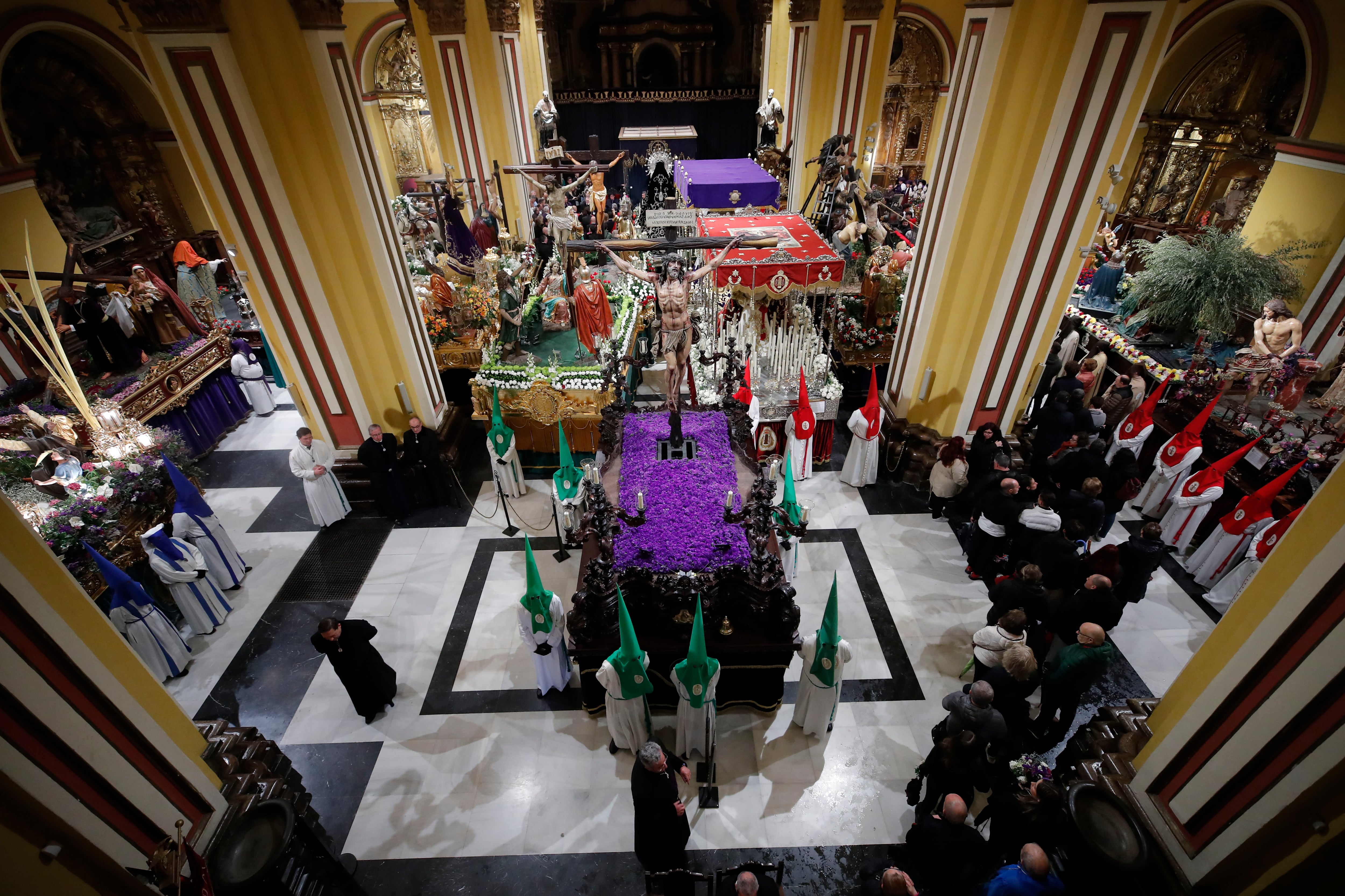 ZARAGOZA, 29/03/2024.- Los pasos de las procesiones que no han podido salir este Viernes Santo al suspenderse la procesión del Santo Encierro por la lluvia, alojados en la iglesia de Santa Isabel de Portugal, en Zaragoza, donde la gente acude a visitarlos. EFE/Javier Cebollada
