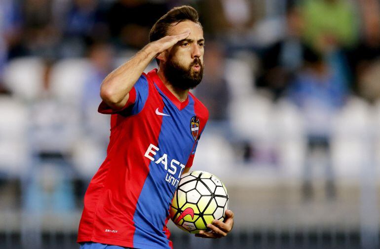  El centrocampista del Levante José Luis Morales, celebra su gol del empate durante el partido ante el Málaga correspondiente a la trigésima sexta jornada de Liga de Fútbol que se juega esta noche en el estadio de la Rosaleda en Málaga. EFE-Jorge Zapata