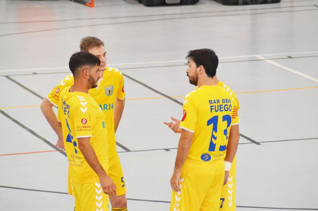 Jugadores del Mar Dénia hablando.