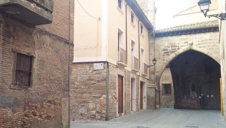 Al fondo, portal de la entrada sur de la catedral