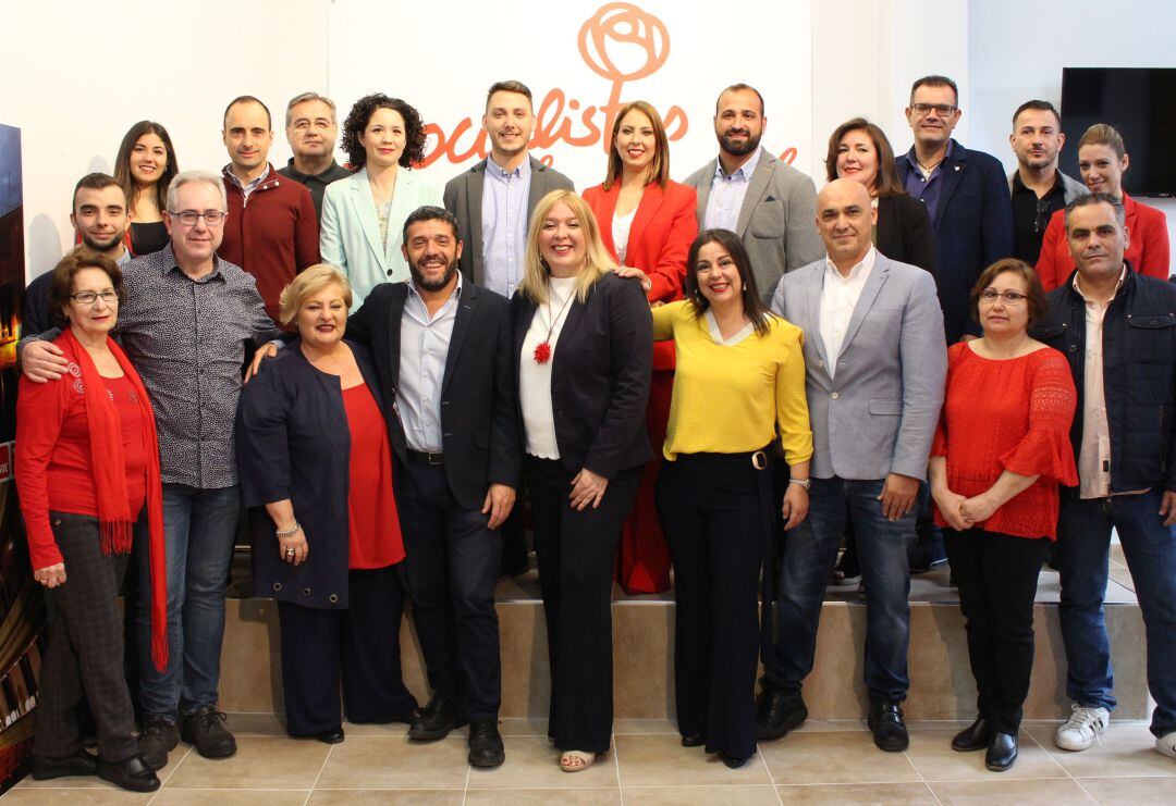 Flor Almón presenta la lista del PSOE con la que concurrirá a los comicios municipales