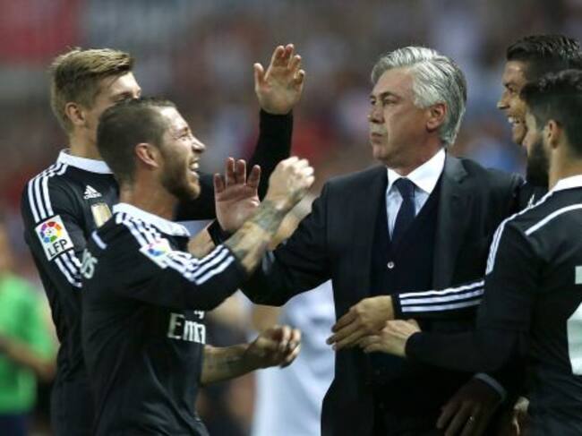 Ancelotti celebra el tercer gol de Cristiano en el Pizjuán con sus jugadores