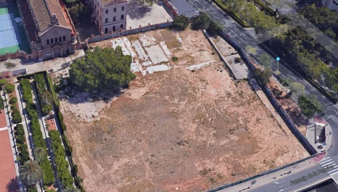 Vista aérea de Jesuitas con el solar en primer término donde se pretende ampliar el Botànic.  
 