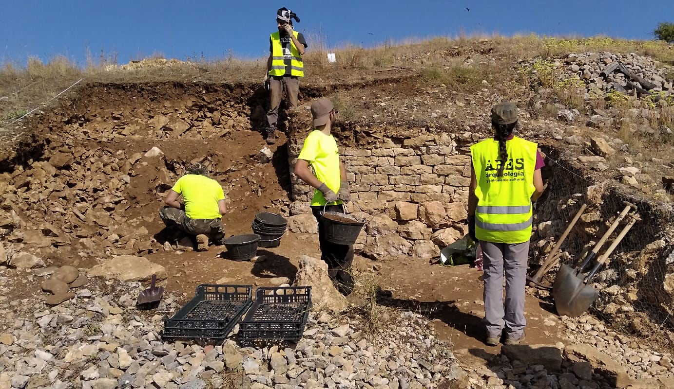 Excavación en el Castro de La Loma, en Las Heras de la Peña, una pedanía de Santibáñez de la Peña (Palencia)