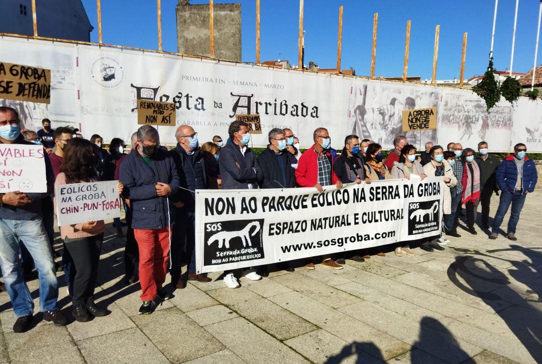 Alcaldes y representantes de concellos del Val Miñor y Baixo Miño mostrando su rechazo a los parques eólico en la Serra da Groba.