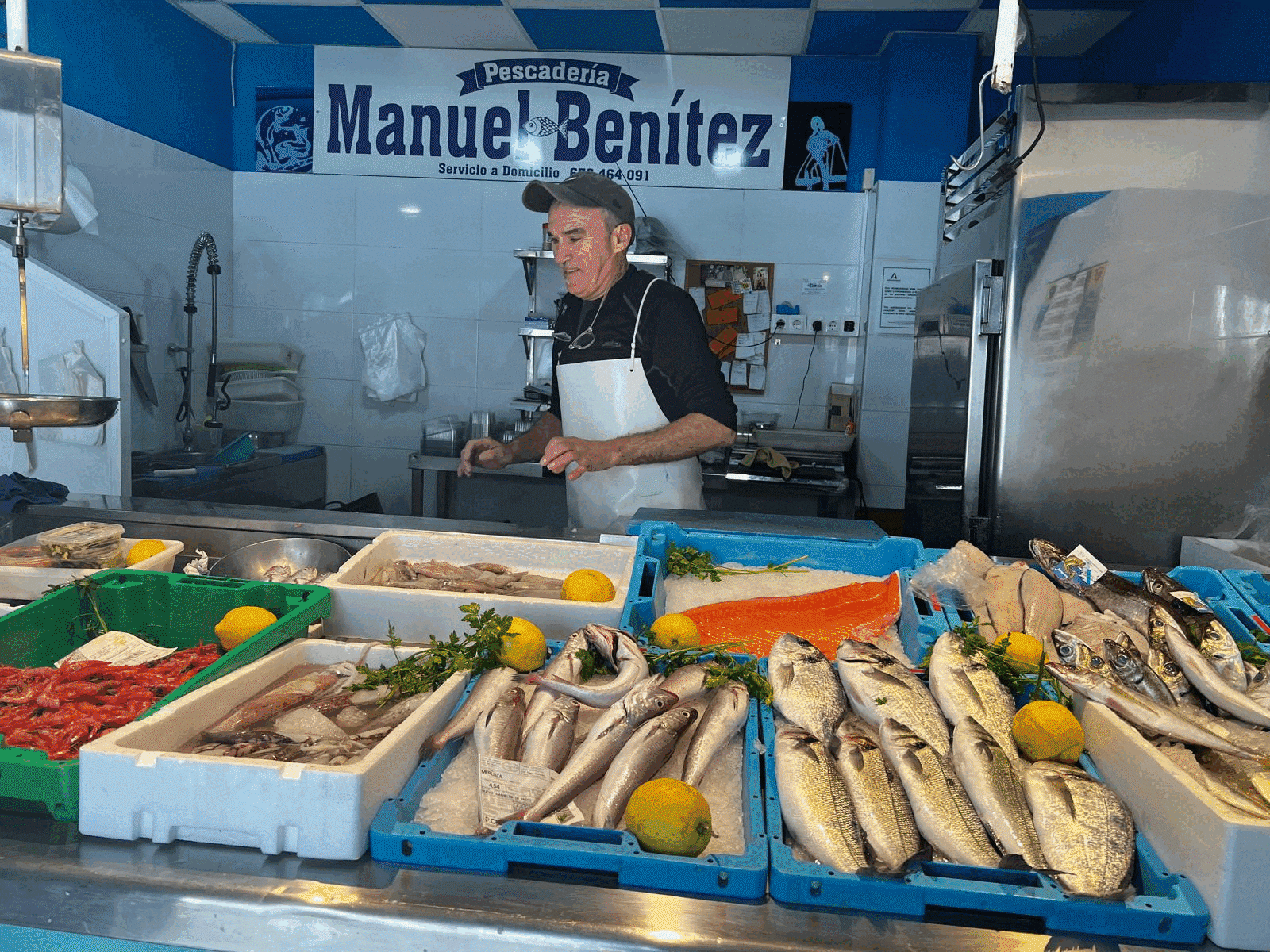 Negocios de la avenida José Calderón, de la barriada de Campanillas (Málaga), afectados por el desbordamiento del río el pasado 18 de marzo (Cadena SER).