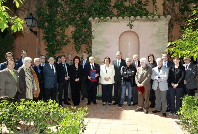 El presidente de El Corte Inglés y la Fundación Areces, Isidoro Álvarez, junto con el president de la Generalitat, Alberto Fabra; la consellera de Cultura, Maria José Català; la alcaldesa de Valencià, Rita Barberá; el presidente del CVC, Santiago Grisolía y los miembros del Consell Valencià de Cultura.