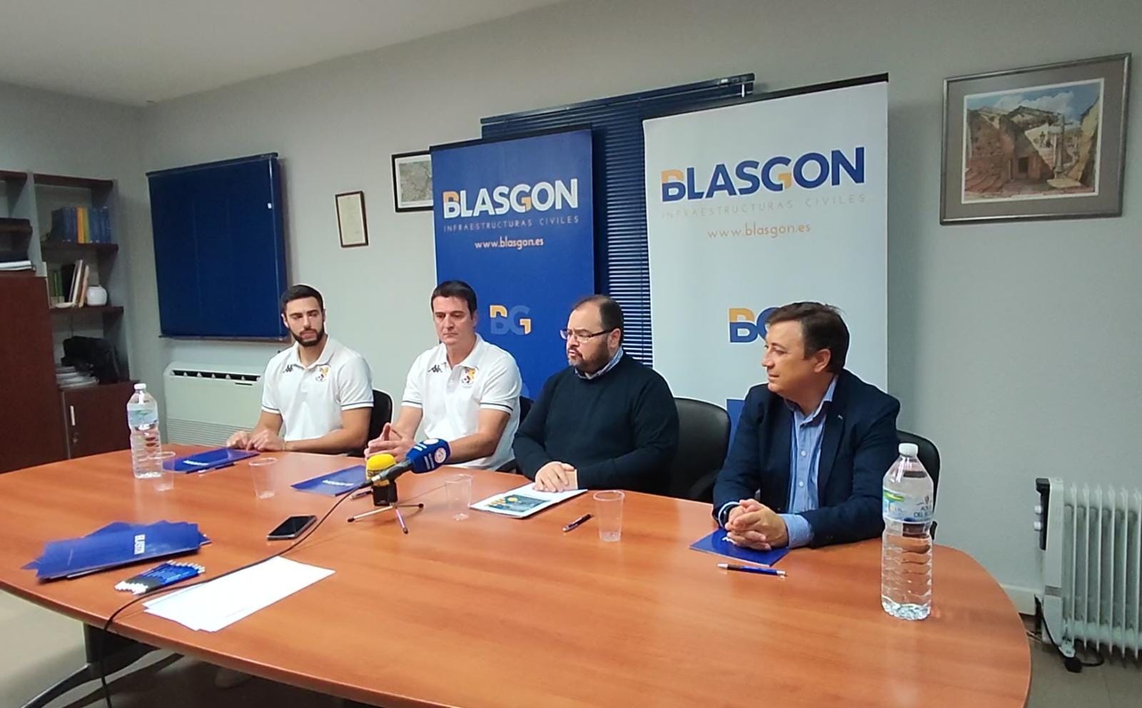El presidente del Tubos Aranda, Eusebio Martín -2º por la dch.- durante la rueda de prensa junto al entrenador Mariano Ortega -2º por la izq.- y el capitán Víctor Megías -1º por la izq.- en las instalaciones de BlasGon