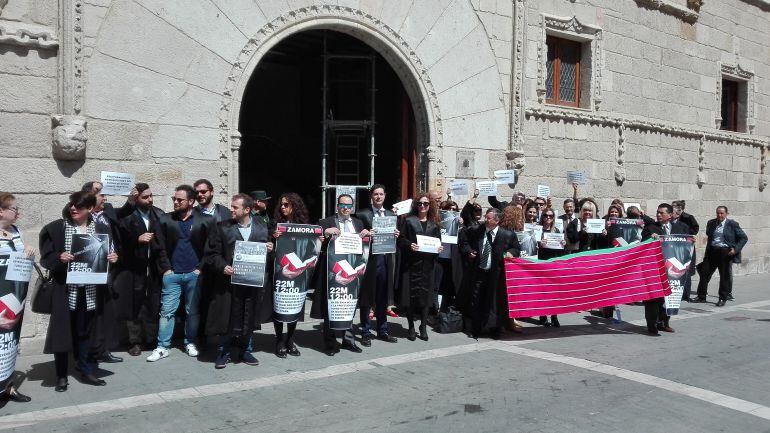 Concentración de los letrados a la puerta de la Audiencia Provincial de Zamora