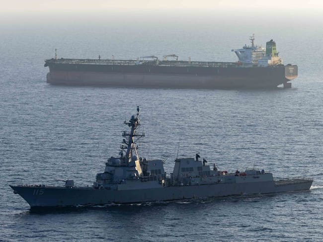 El destructor de misiles guiados USS Rafael Peralta (DDG 115) hace cumplir el bloqueo estadounidense de los puertos iraníes contra el M/T Stream después de que intentara navegar hacia un puerto iraní, el pasado 26 de abril.