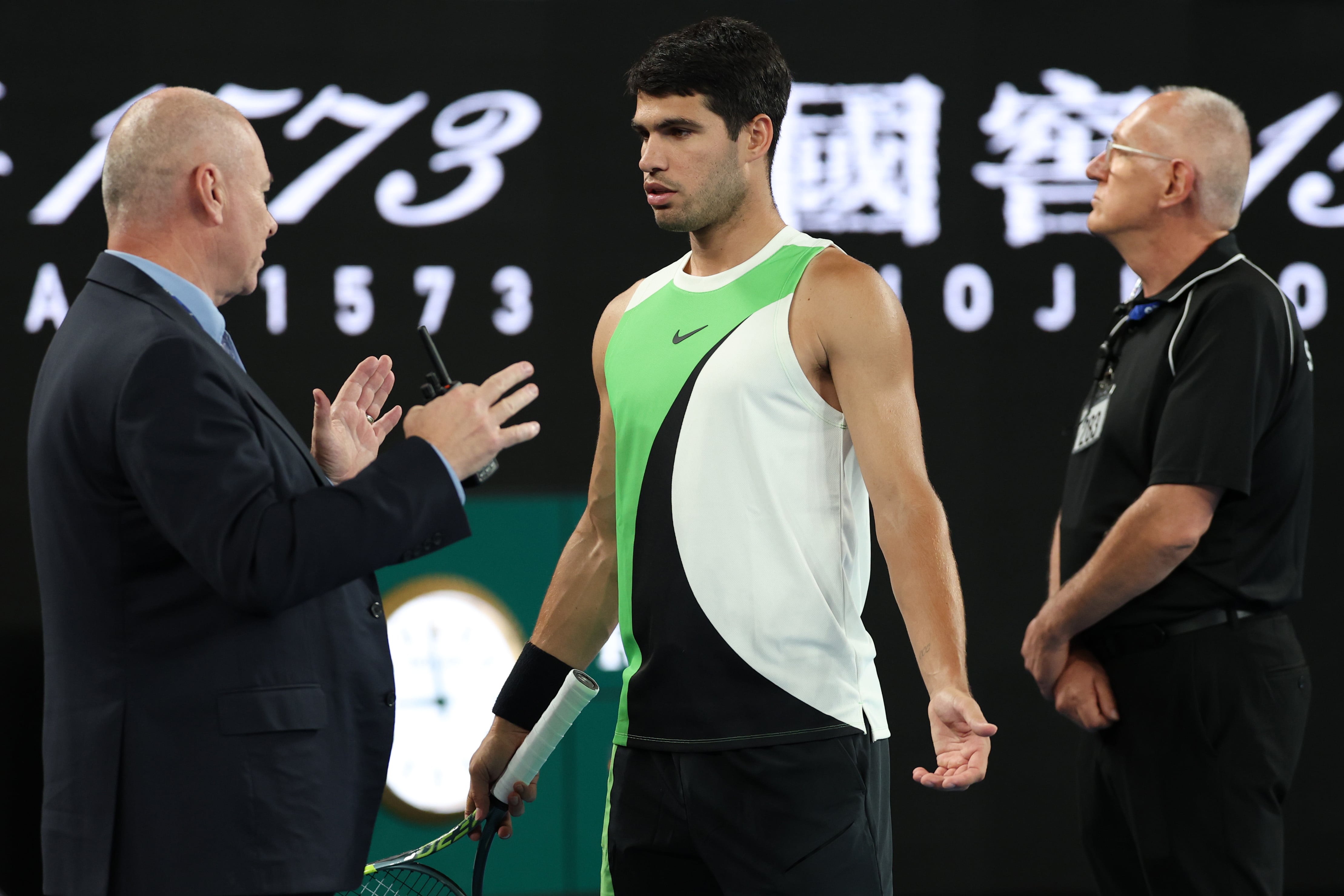 Carlos Alcaraz hablando con Wayne McKewen (director del torneo)