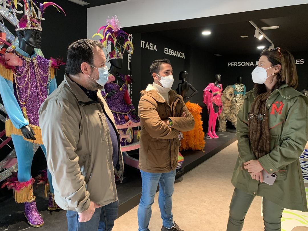 El concejal Cristóbal Casado en una visita al museo del Carnaval junto a la alcaldesa de Águilas