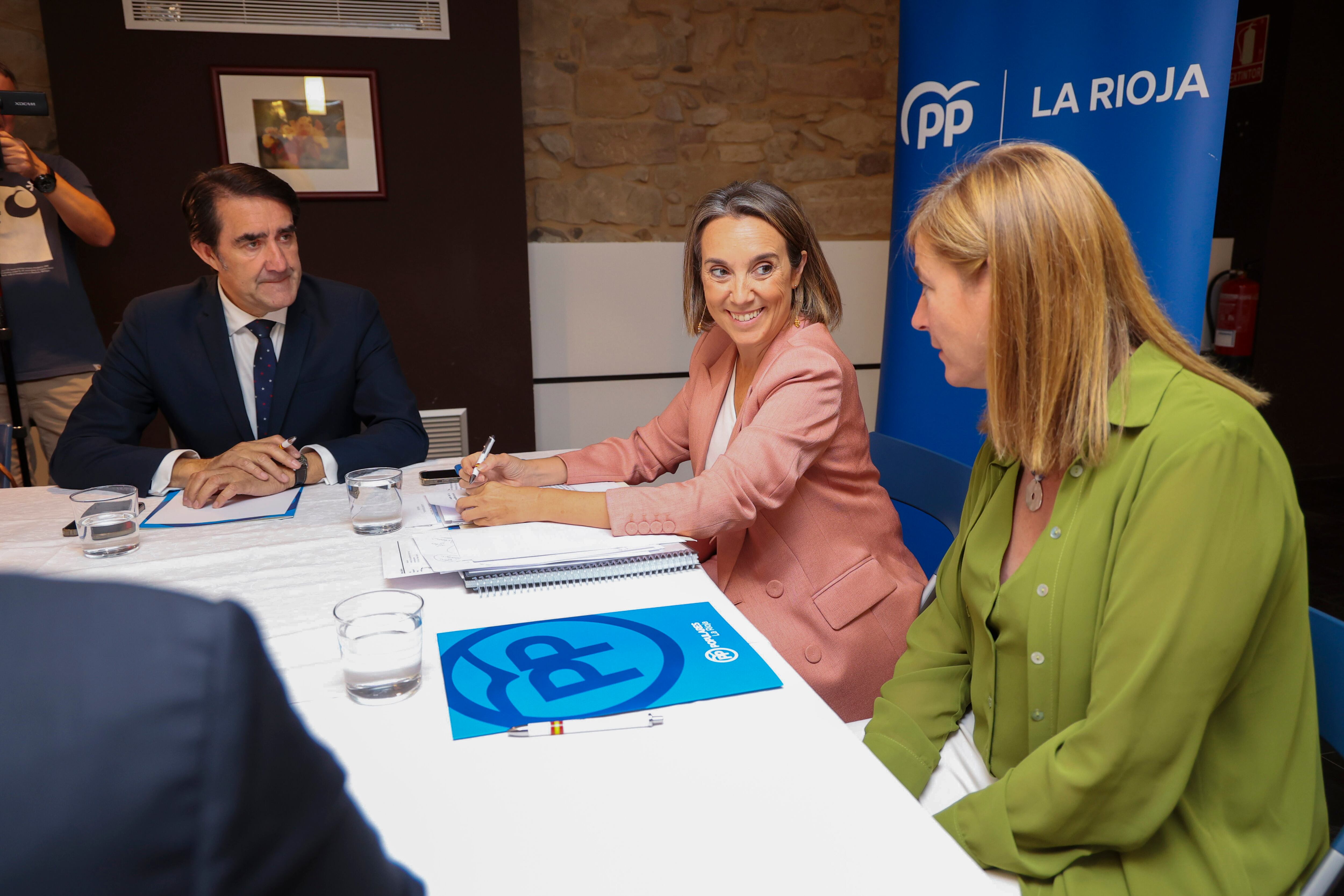 LOGROÑO 06/10/2023- La secretaria general del PP, Cuca Gamarra (c), la consejera de Ganadería de La Rioja, Noemí Manzanos(d) y el consejero del ramo de Castilla y León, Juan Carlos Suárez Quiñones, en la reunión de comunidades presididas por el PP para abordar una postura común a las políticas de coexistencia del lobo con la actividad del mundo rural, este viernes en Logroño.-EFE/ Raquel Manzanares
