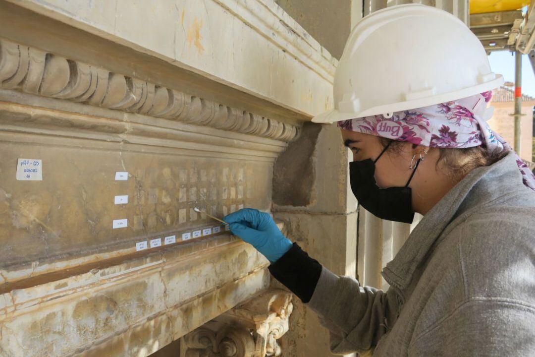 Trabajos de restauración en las portadas del Palacio de Carlos V, en la Alhambra (Granada)