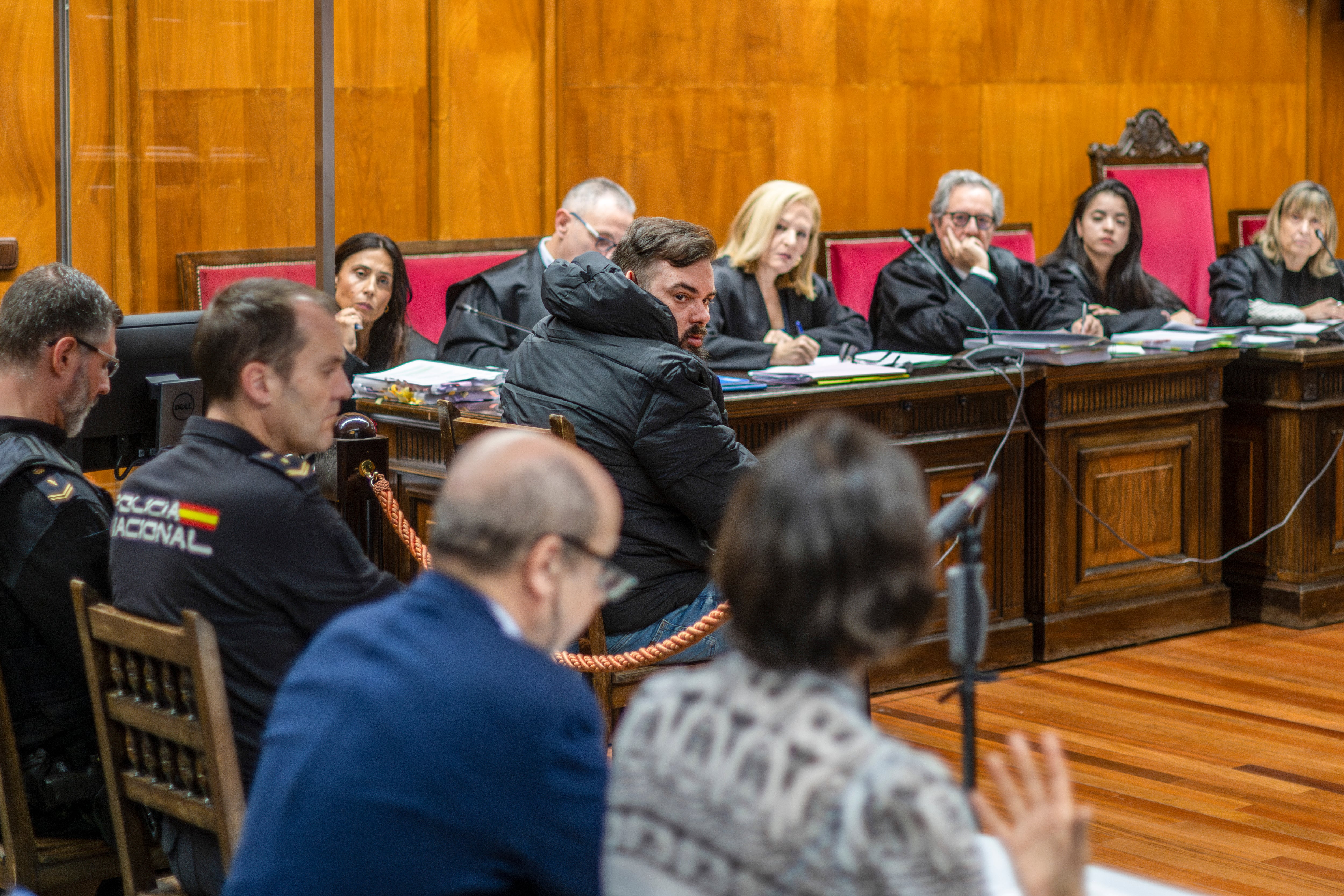 El acusado se sienta en el banquillo de la Audiencia Provincial de Ourense