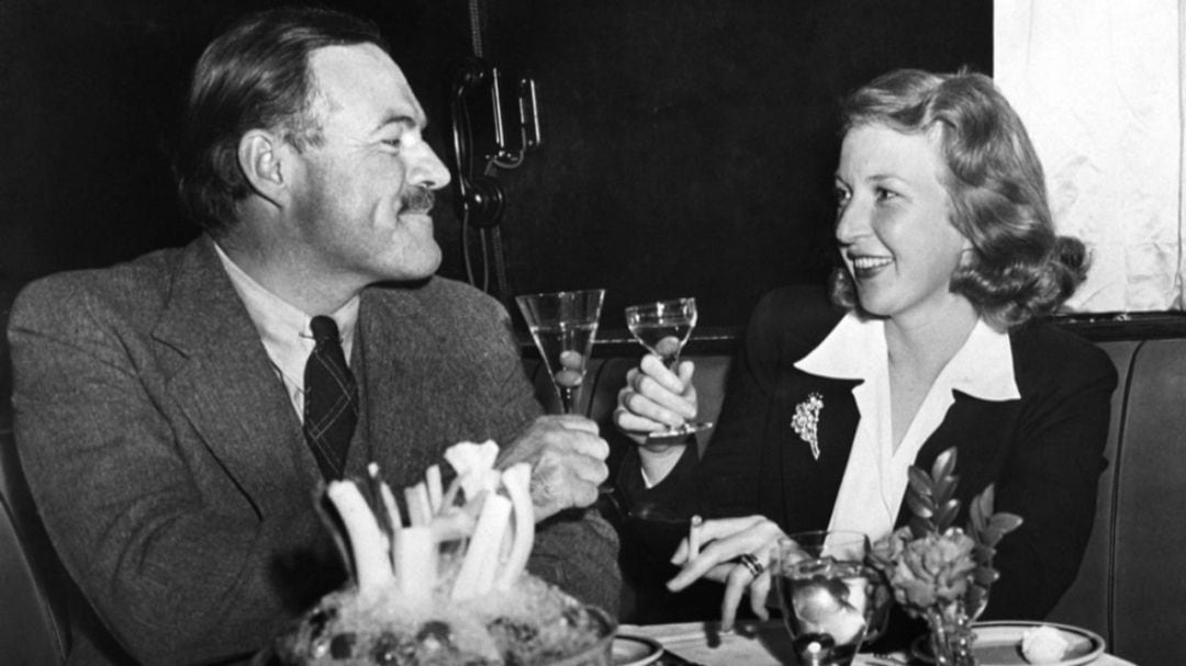 Martha Gellhorn brinda con Ernest Hemingway en el Stork Club de Manhattan el 29 de noviembre de 1940.