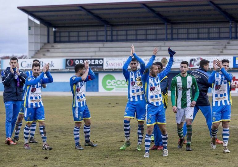 La plantilla ribereña agradece a su afición el apoyo tras la goleada 4-0 a la Cebrereña.