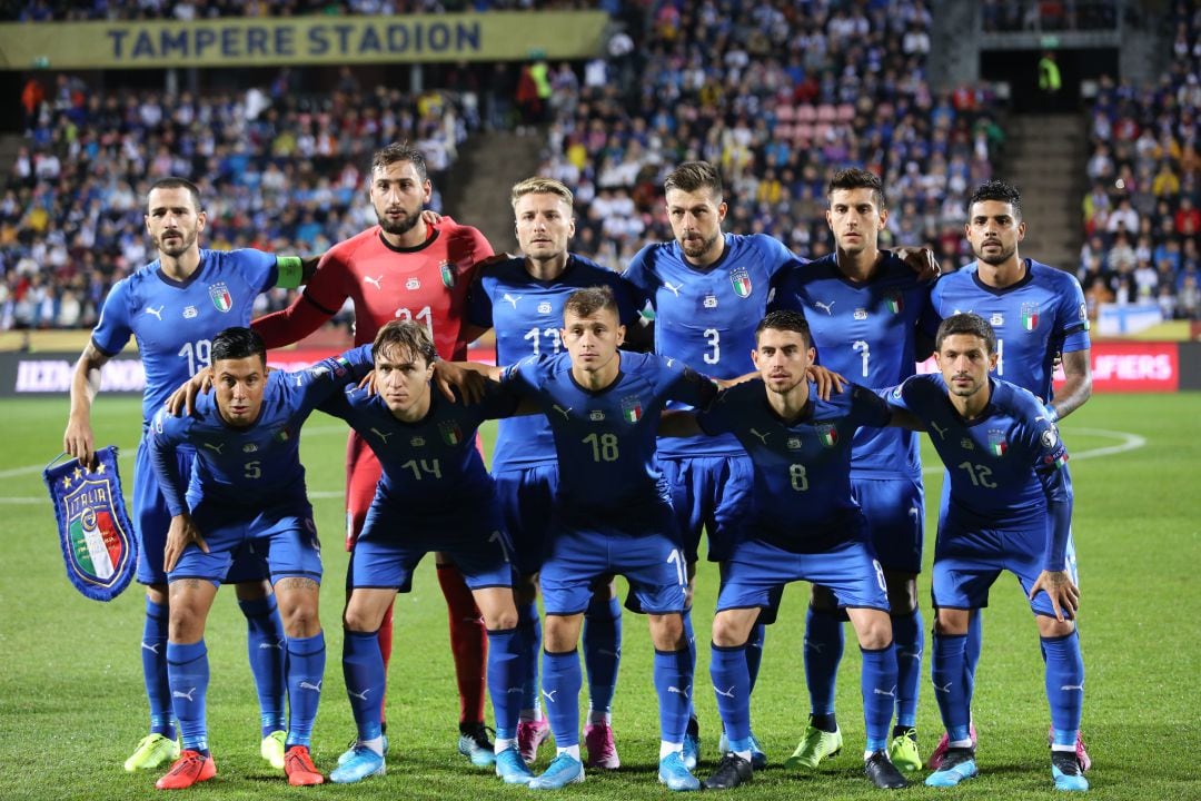 El equipo italiano, antes del partido de clasificación para le Eurocopa ante Finlandia.