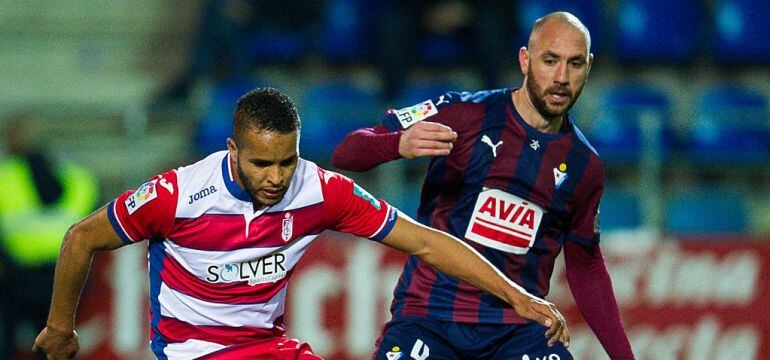 Ivan Ramis dipusta una balón con un jugador del Granada