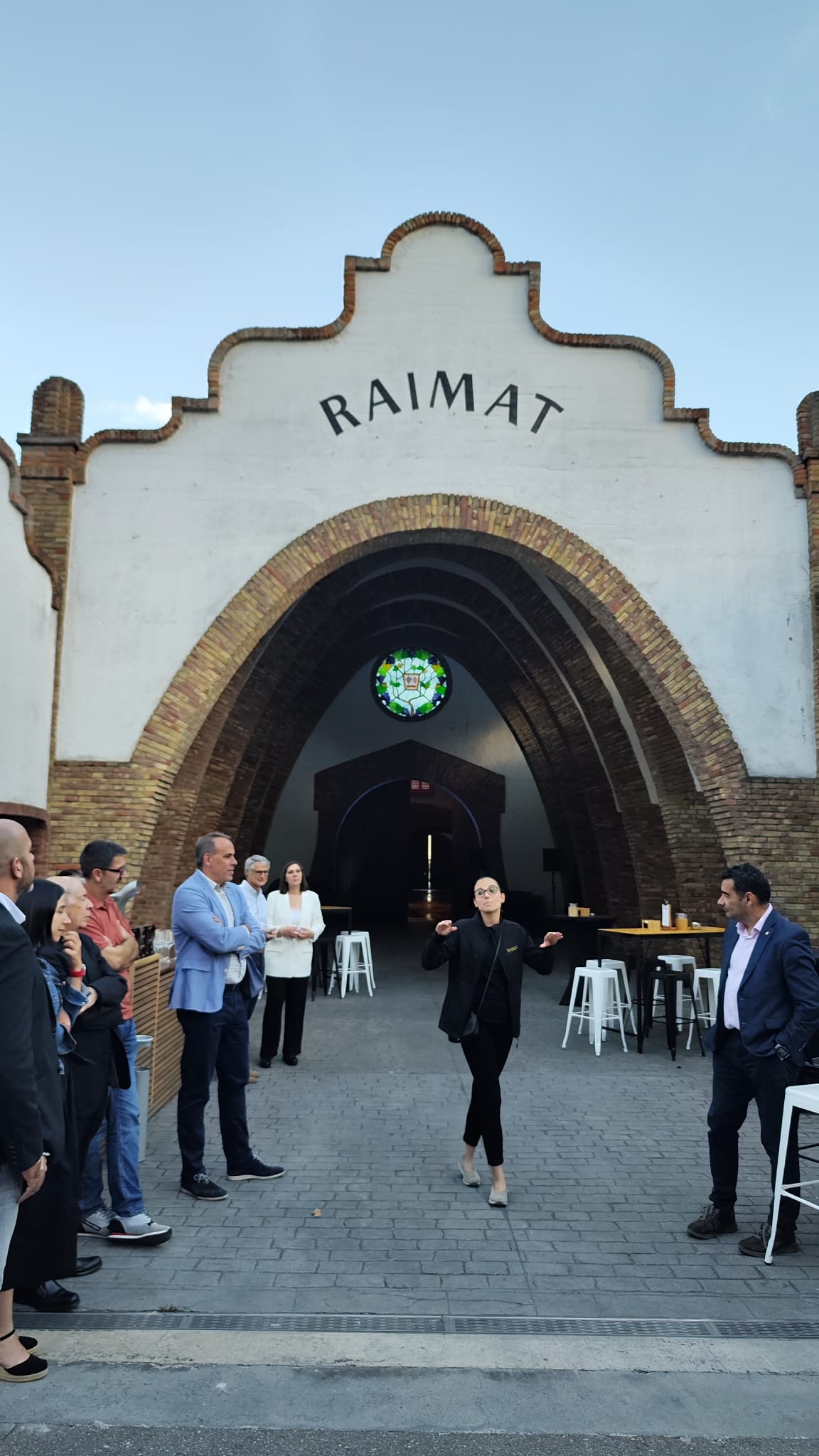 Abans del sopar, des del celler de Raimat van obsequiar els assistents amb una visita guiada pel celler.