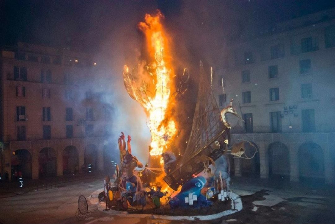 Imagen de archivo de la cremà de la Hoguera Oficial