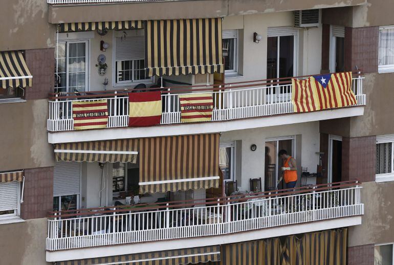 Banderas de Cataluña junto a una española y una &quot;estelada (independentista)&quot;, adornan el balcón de un edificio en el centro de Barcelona