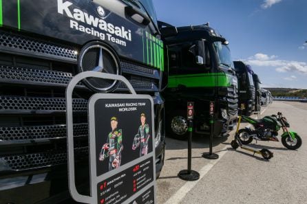 Equipo Kawasaki ya en el Circuito