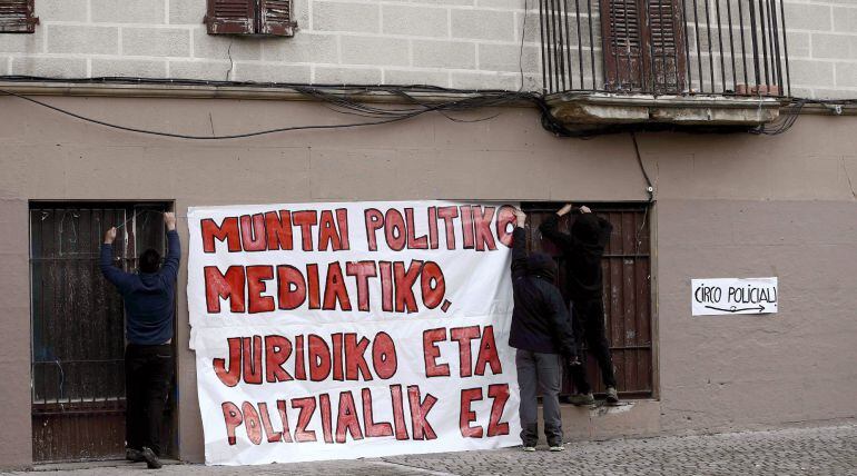 Varios jóvenes colocan una pancarta en la plaza de la localidad de Alsasua tras las detenciones 