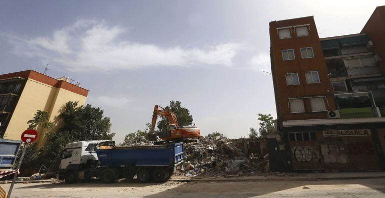 GRA083. MADRID, 07/08/2015.- Una excavadora durante las labores de derrumbe del edificio situado en el número 5 de la calle de la Duquesa de Tamames, en el madrileño barrio de Carabanchel, que se vino abajo en la mañana del pasado lunes tras ser desalojados horas antes sus vecinos. EFE/Fernando Alvarado