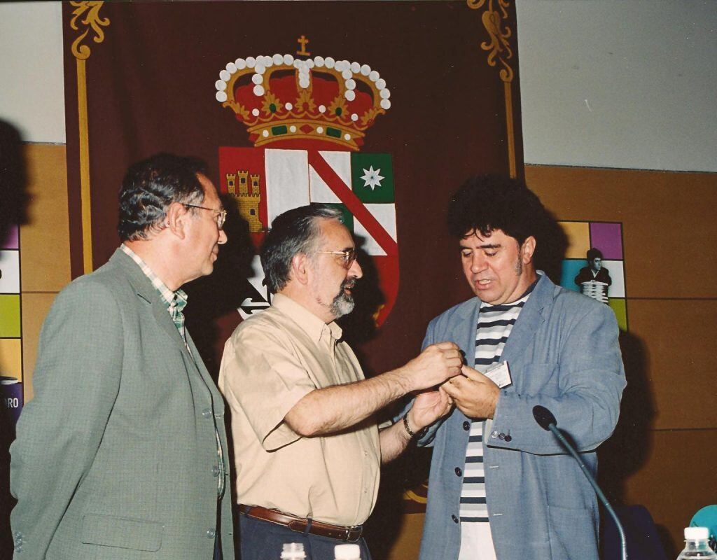 Entrega a Pedro Almodóvar de la medalla de oro del cineclub Chaplin en 2000.