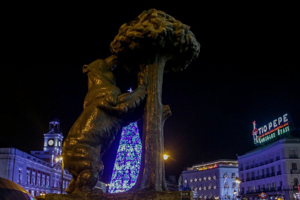 La escultura del &#039;Oso y el madroño&#039; de la Puerta del Sol, y el árbol de Navidad de la plaza que hoy se ha encendido, en Madrid a 22 de noviembre de 2019