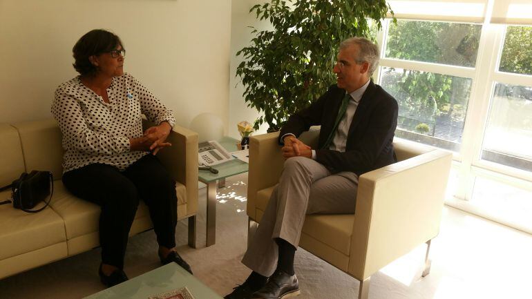 Francisco Conde, conselleiro de economía, industria y empleo, reunido con Eva García de la Torre, alcaldesa de Porriño.  