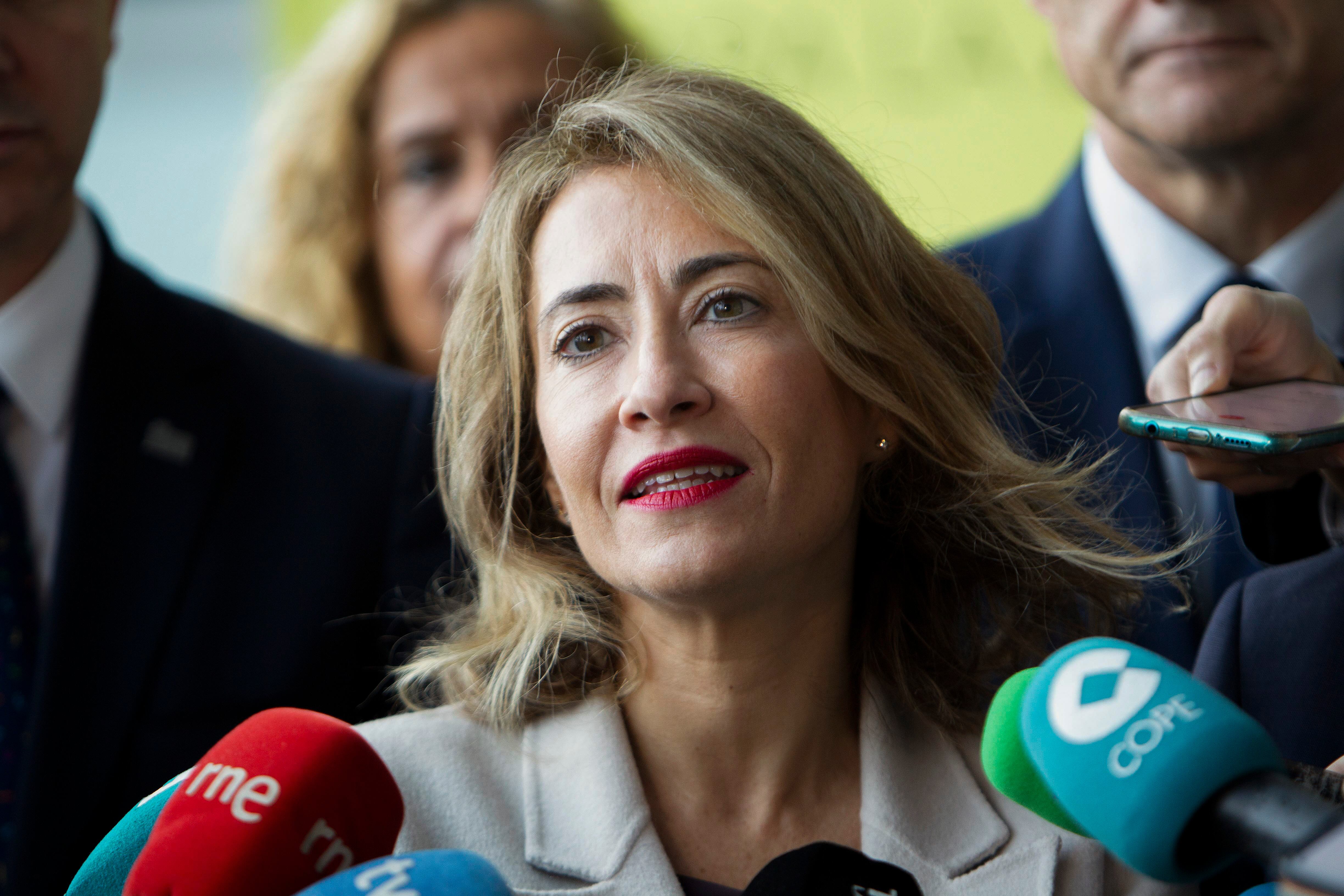 La ministra de Transportes, Movilidad y Agenda Urbana, Raquel Sánchez, atiende a la prensa a su llegada a la inauguración de la segunda reunión del Foro Local para la Agenda Urbana que se celebra en el municipio gallego.. EFE / Salvador Sas