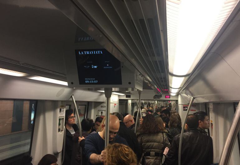 L'interior d'un vagó de la línia 2 del metro de Barcelona