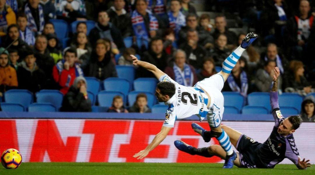 Calero defiende ante Zaldua en el partido entre la Real Sociedad y el Valladolid disputado en Anoeta.