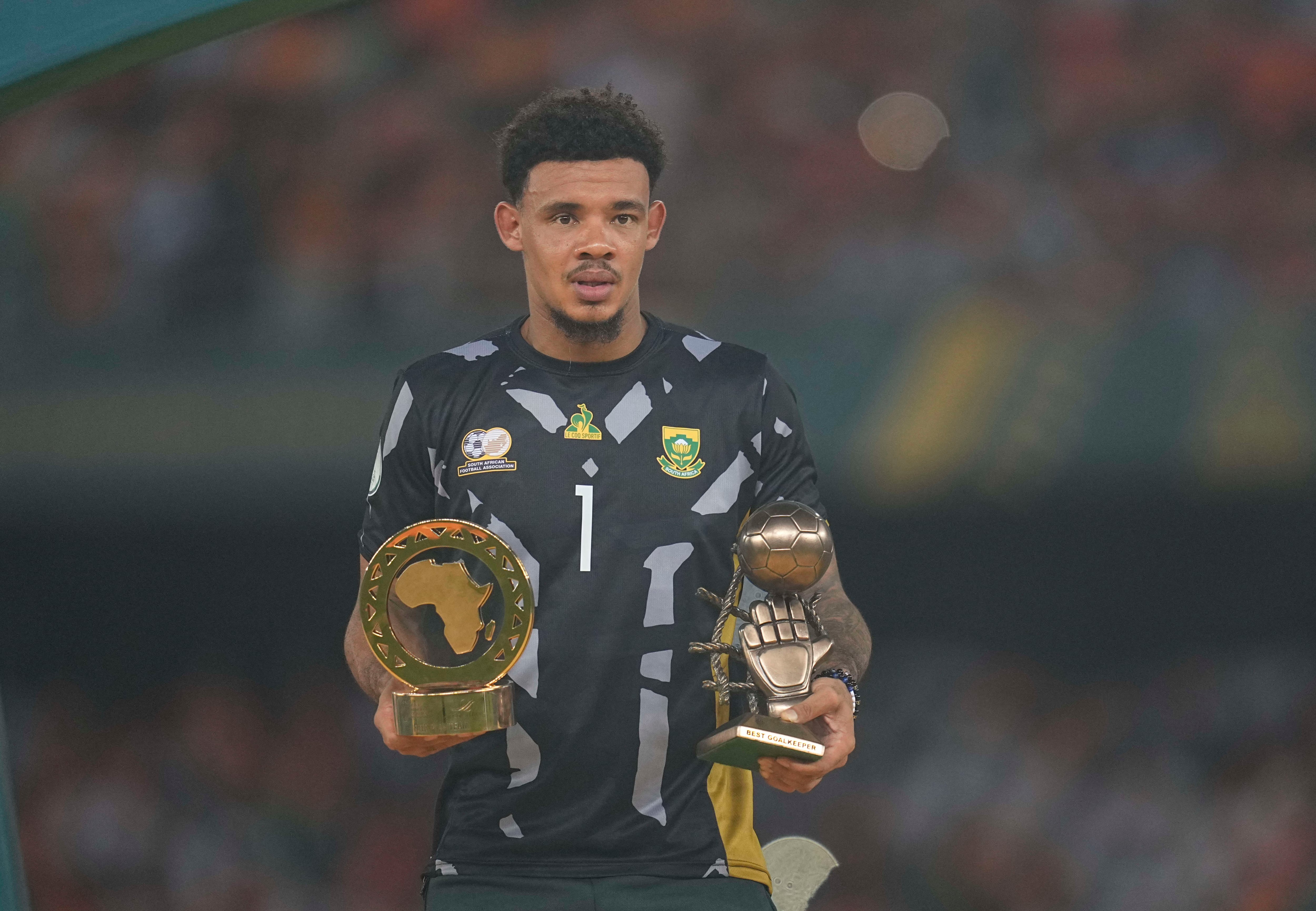 Ronwen Williams con los premios de mejor portero de la Copa África y el tercer puesto del torneo